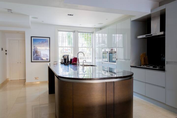 Stunning 4 Bedroom Home in Fulham (w/ AC) gallery image 4