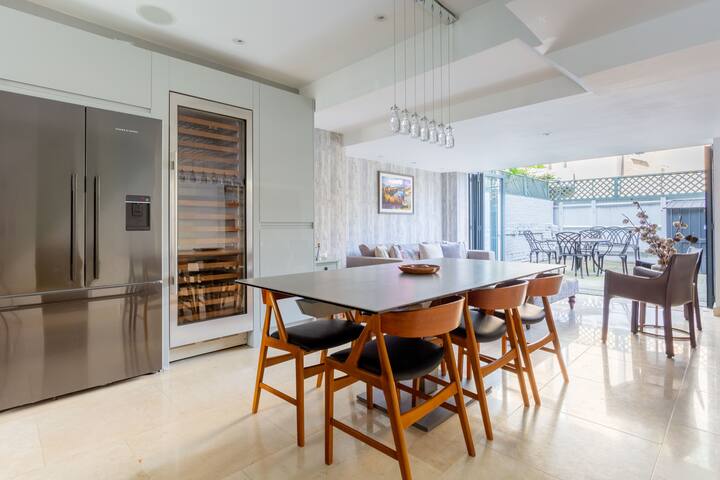 Stunning 4 Bedroom Home in Fulham (w/ AC) gallery image 3