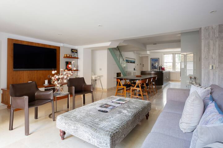 Stunning 4 Bedroom Home in Fulham (w/ AC) gallery image 2