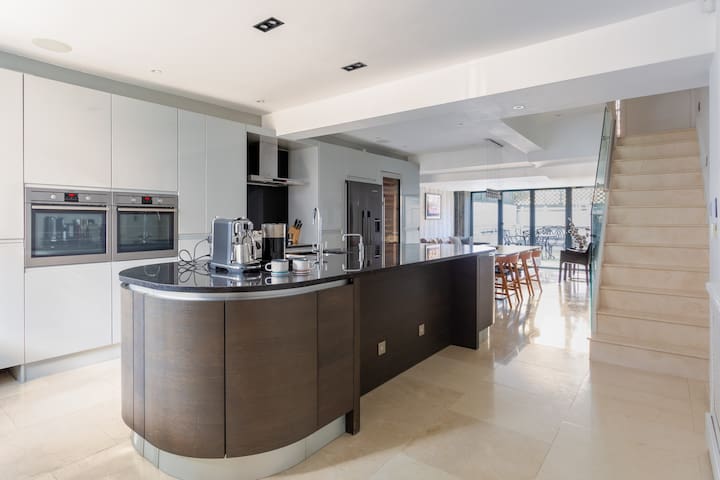 Stunning 4 Bedroom Home in Fulham (w/ AC)