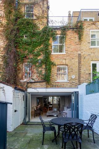 Stunning 4 Bedroom Home in Fulham (w/ AC) gallery image 5