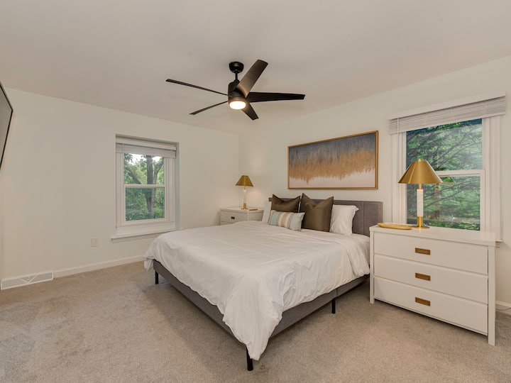 卧室1：主卧室，配备加大双人床和智能电视。（可睡2人）