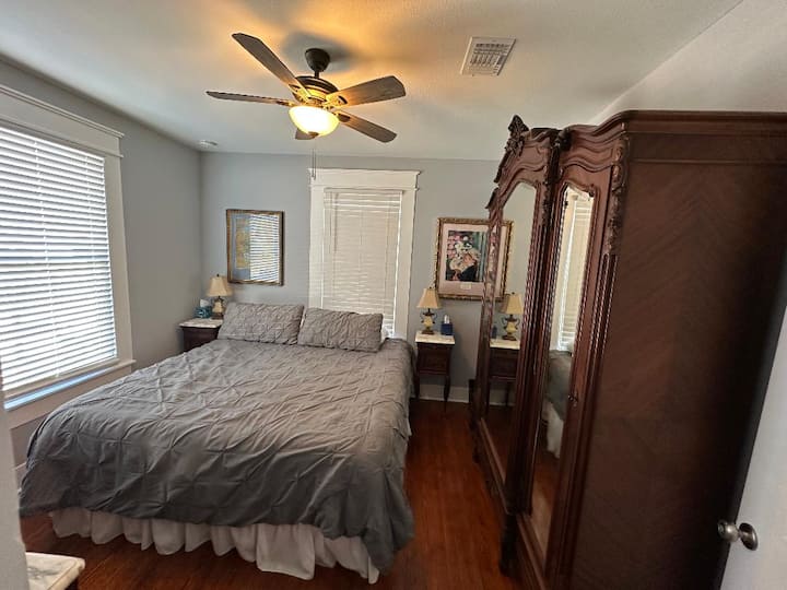 Our house is near Millers Grill, a local favorite. Walk to Murdochs, Pleasure Pier or Saltgrass . You can also exit the back gate and walk 300 feet to the Seawall to catch an early sunrise. Enjoy the vintage bedroom furn from the early 1900's.