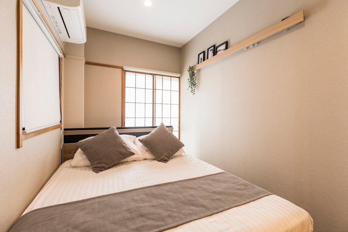 Má priestrannú manželskú posteľ (pre 2 osoby).Spite pohodlne na priestrannej posteli.