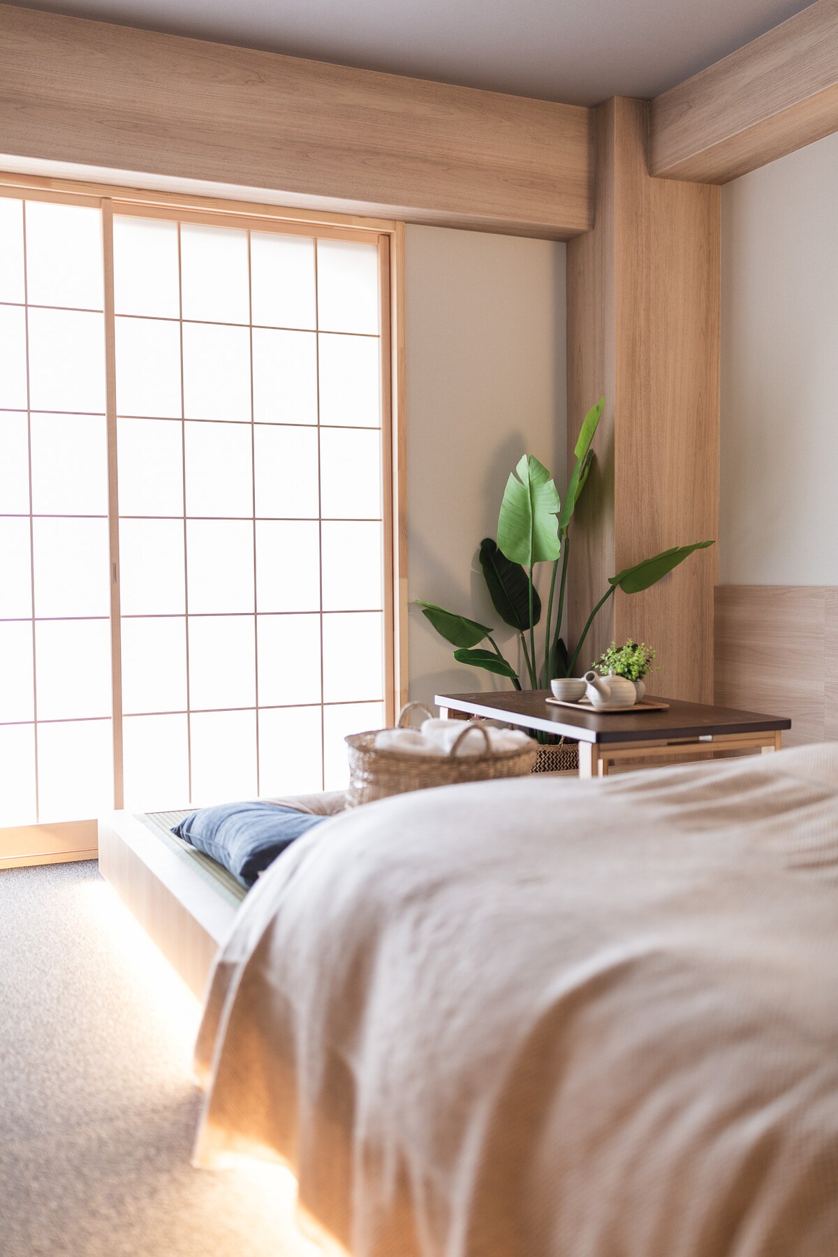 b& Travel-themed apartment · Imazato location] Family room