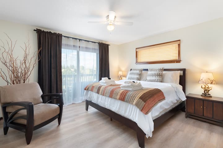 Нашата кафява стая е красиво декорирана стая с двойно легло king size