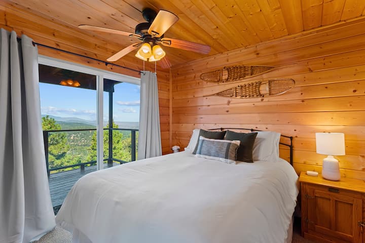 Се наоѓа долу. Уживајте во мирна ноќ во удобен брачен кревет (широк 150-179 см) со мека бела постелнина. Во плакарот има дополнително ќебе, а завесите за затемнување обезбедуваат мирна атмосфера. УСБ полнач покрај креветот за вашиот телефон на ноќната масичка.