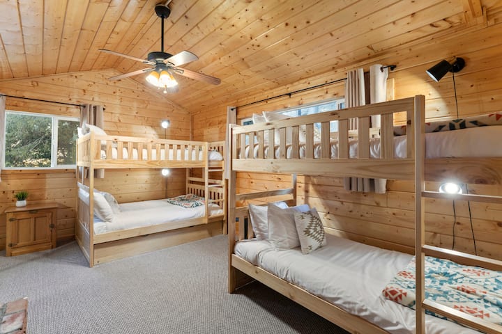 Се наоѓа на горниот кат. Погодно за семејства со 2 полни кревета и 3 двокреветни кревета во „собата на спрат“, а третиот брачен кревет (широк 150-179 см) е тркалце за дополнителна удобност. Покрај тоа, во плакарот се чуваат Pack 'N Play и детско креветче со чаршафи за користење од гостите.