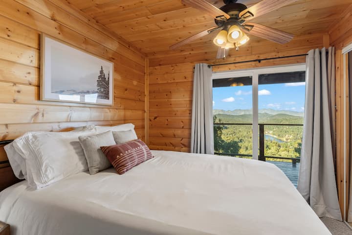 Се наоѓа долу. Уживајте во мирна ноќ во удобен брачен кревет (широк 150-179 см) со мека бела постелнина. Во плакарот има дополнително ќебе, УСБ полнач на ноќната масичка за полнење на телефонот и завеси за затемнување обезбедуваат мирна атмосфера.