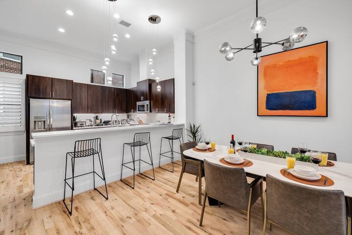 Downtown~3 Bedroom Ensuite~Walkable~Rooftop! gallery image 4