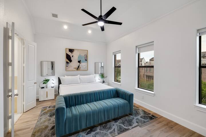 Downtown~3 Bedroom Ensuite~Walkable~Rooftop! gallery image 2