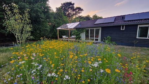 Private forest vacationhome | hottub & fireplace