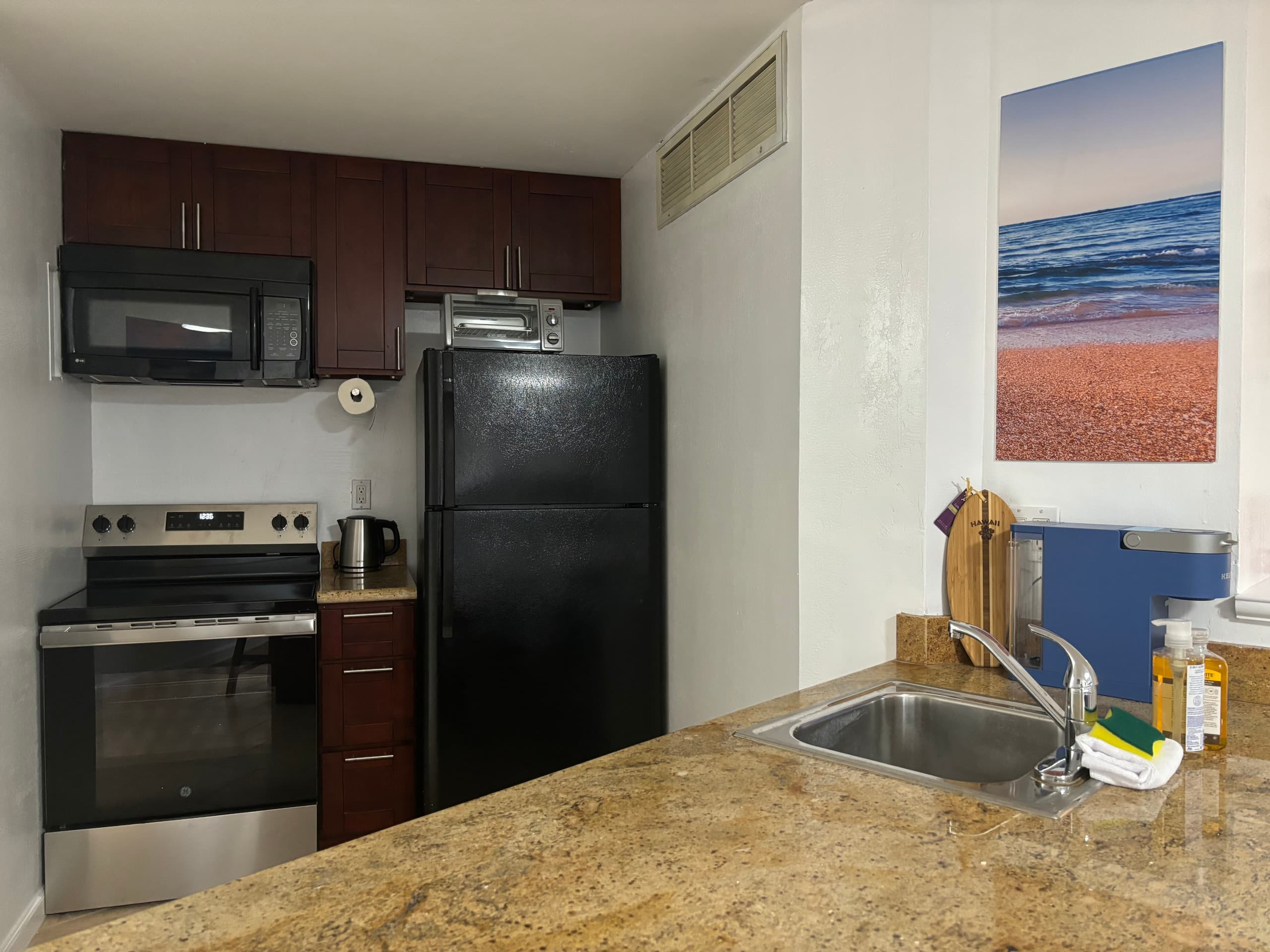 Condo in Honolulu · ★4.91 · 2 bedrooms · 4 beds · 1 private bath - Image 6