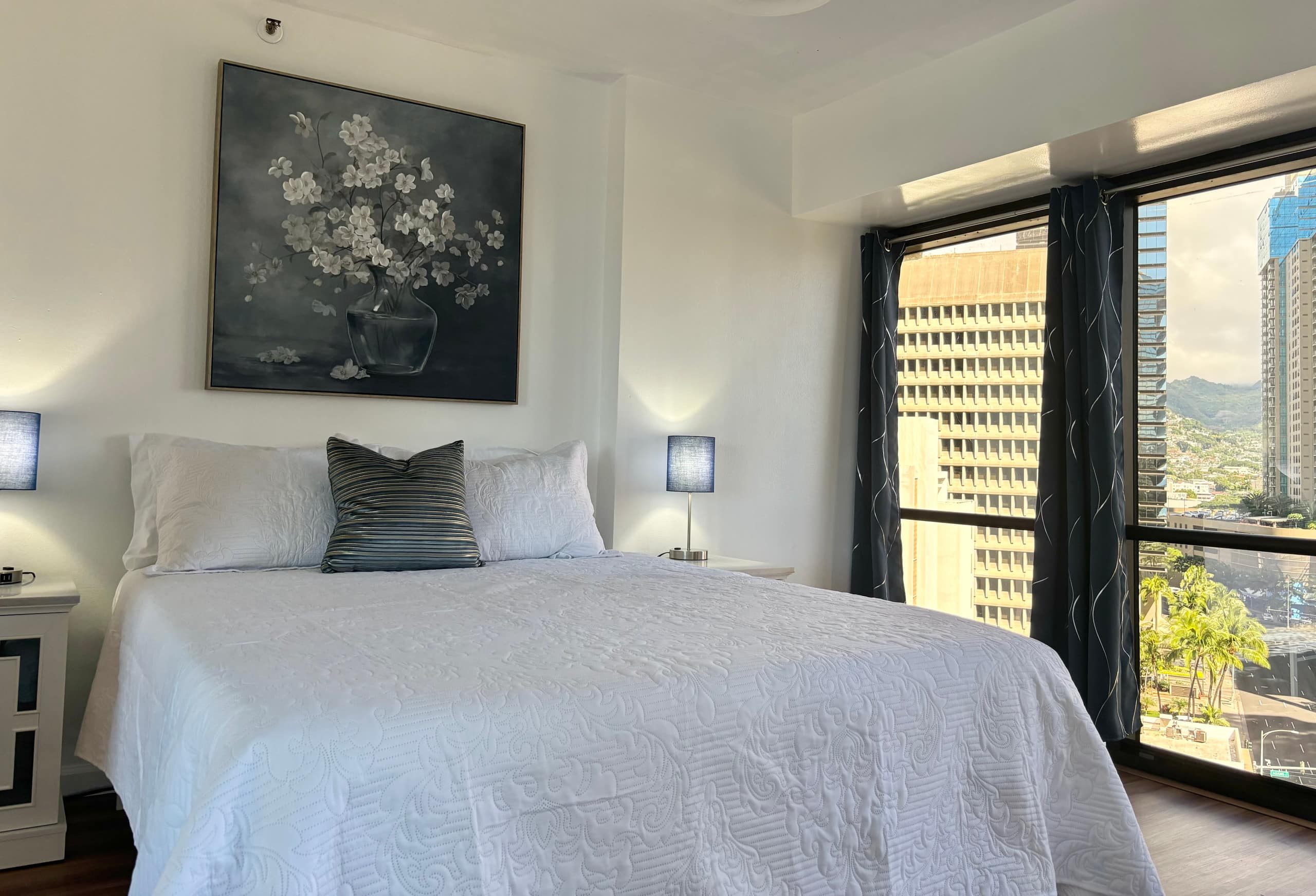 Condo in Honolulu · ★4.91 · 2 bedrooms · 4 beds · 1 private bath - Image 1