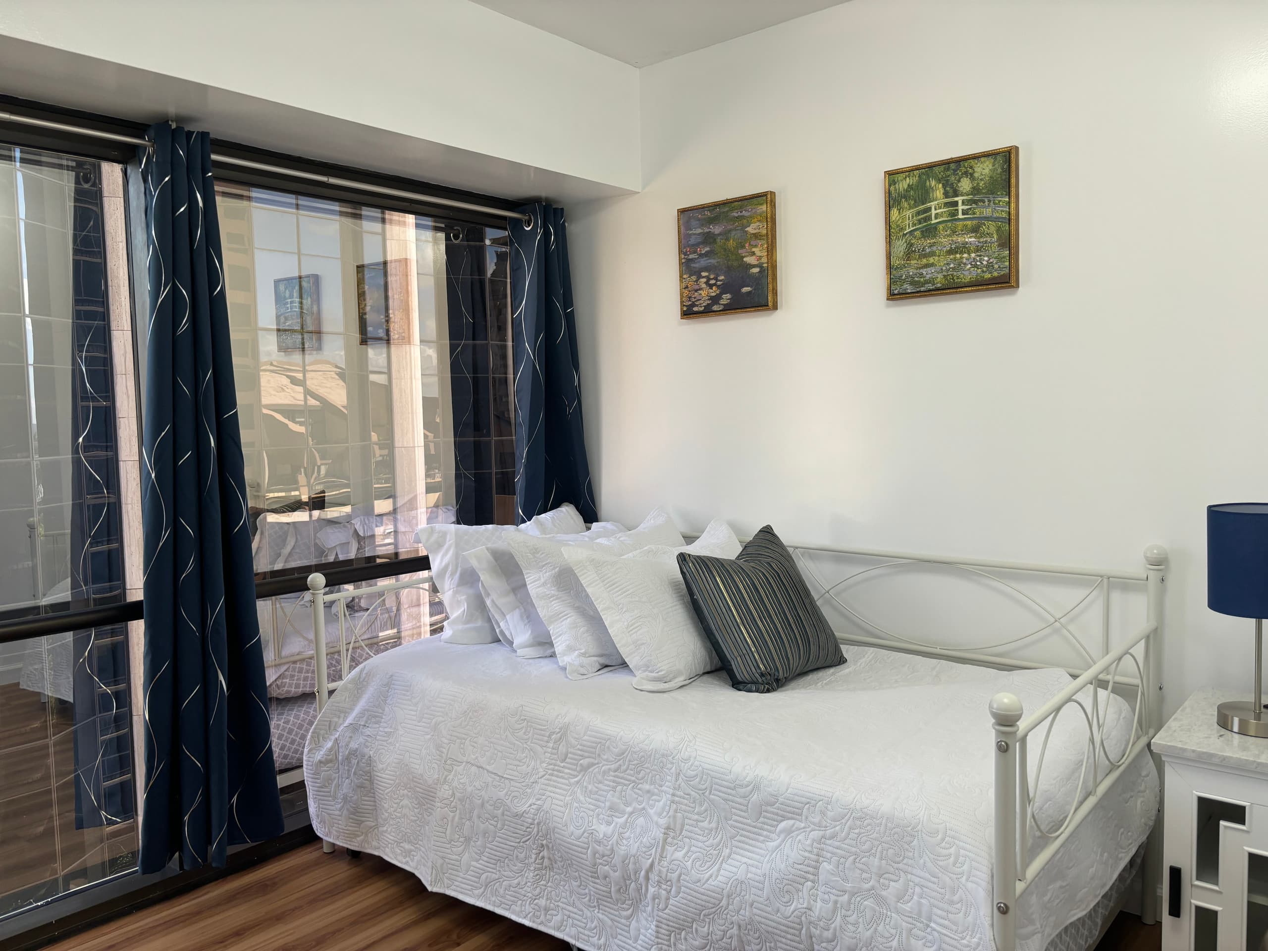 Condo in Honolulu · ★4.91 · 2 bedrooms · 4 beds · 1 private bath - Image 2