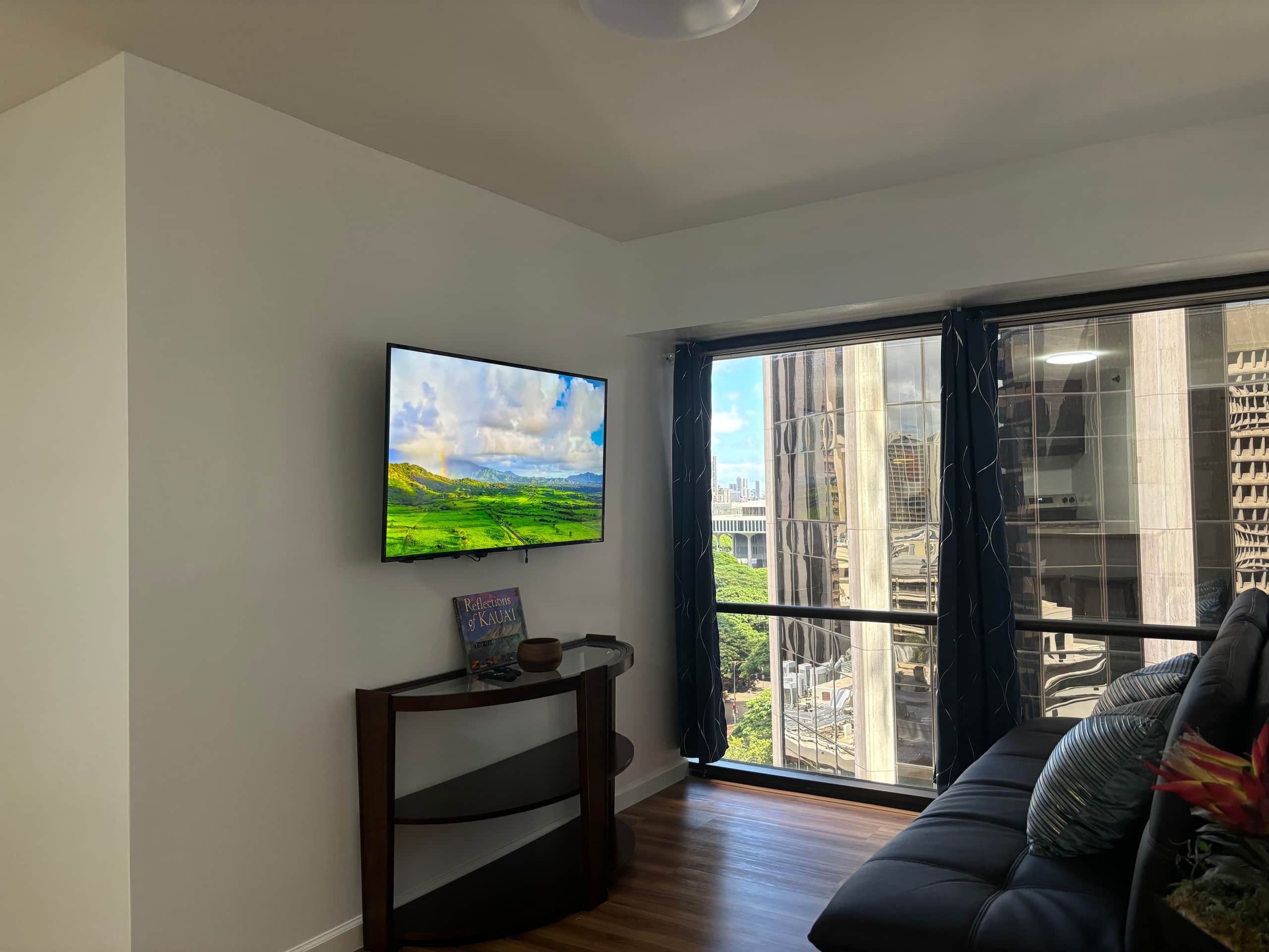 Condo in Honolulu · ★4.91 · 2 bedrooms · 4 beds · 1 private bath - Image 3