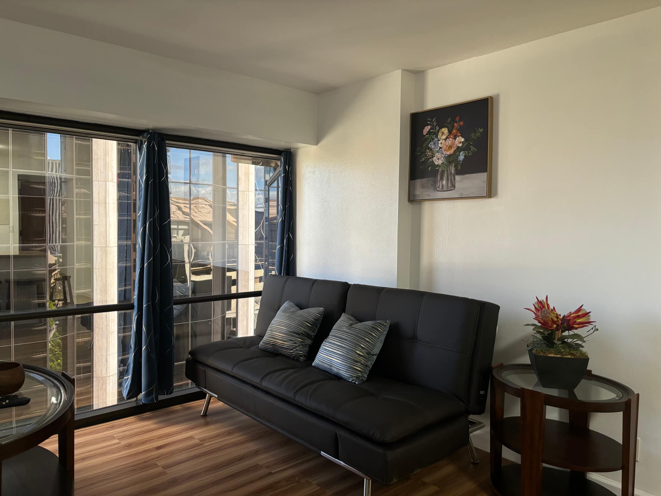 Condo in Honolulu · ★4.91 · 2 bedrooms · 4 beds · 1 private bath - Image 4