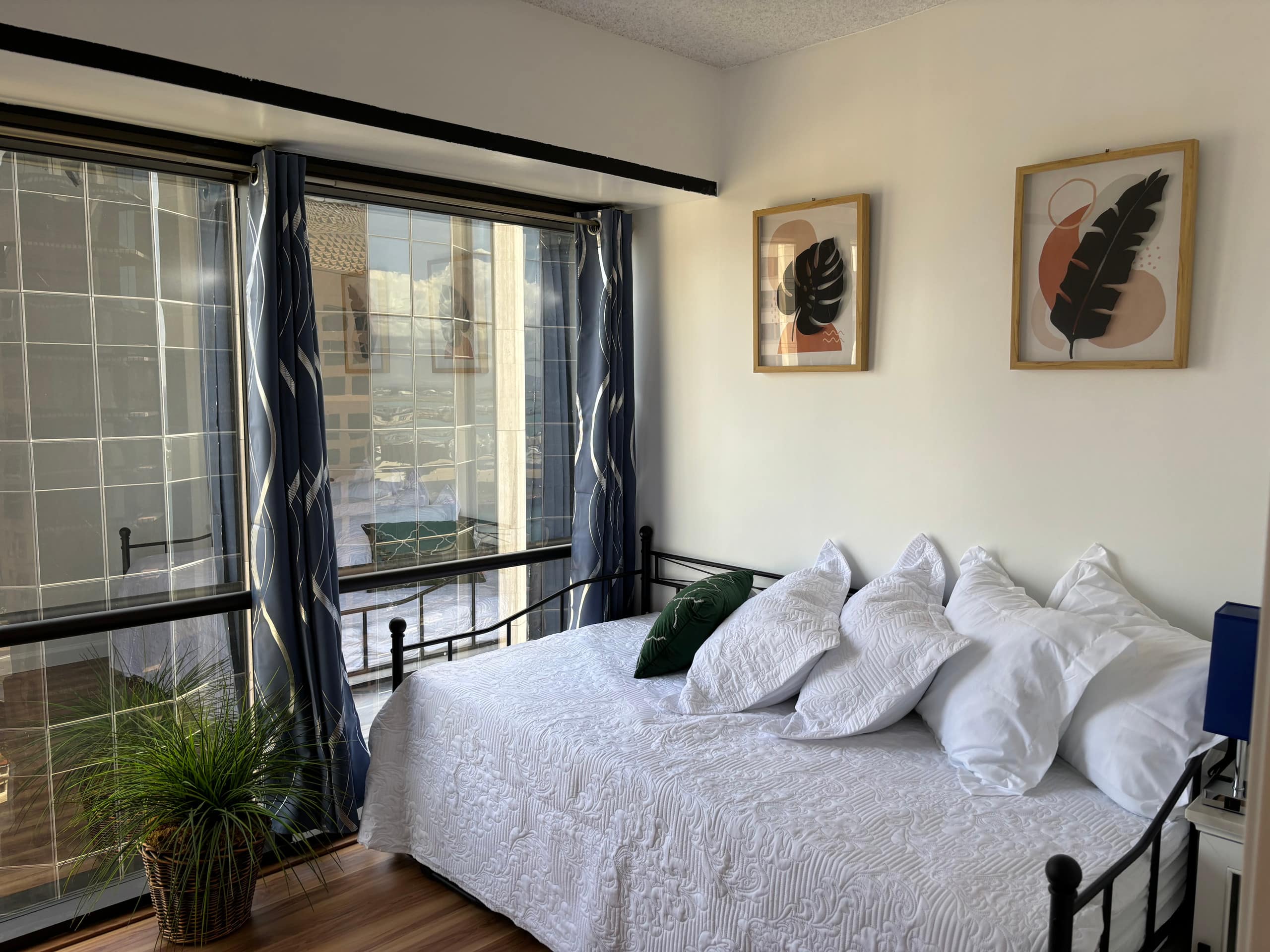 Condo in Honolulu · ★4.84 · 2 bedrooms · 4 beds · 1 bath - Image 2
