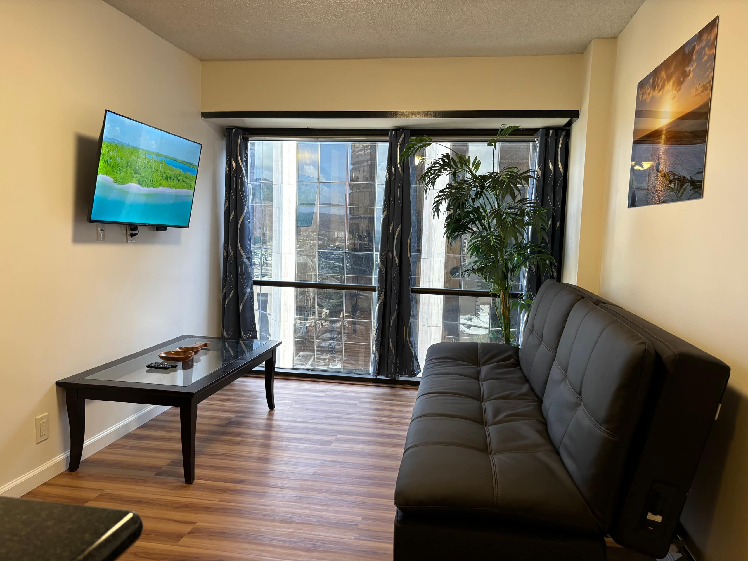 Condo in Honolulu · ★4.84 · 2 bedrooms · 4 beds · 1 bath - Image 3