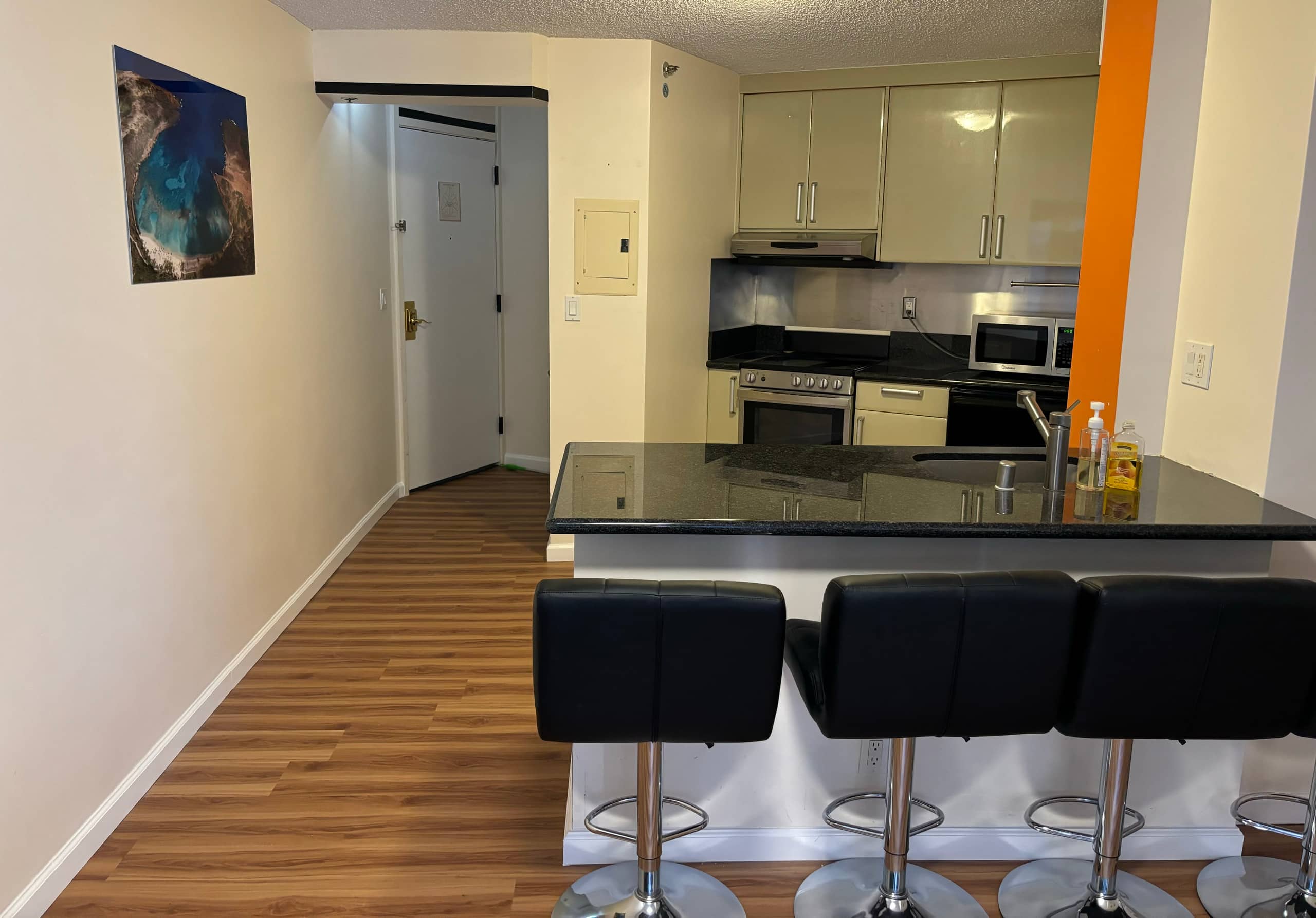Condo in Honolulu · ★4.84 · 2 bedrooms · 4 beds · 1 bath - Image 4