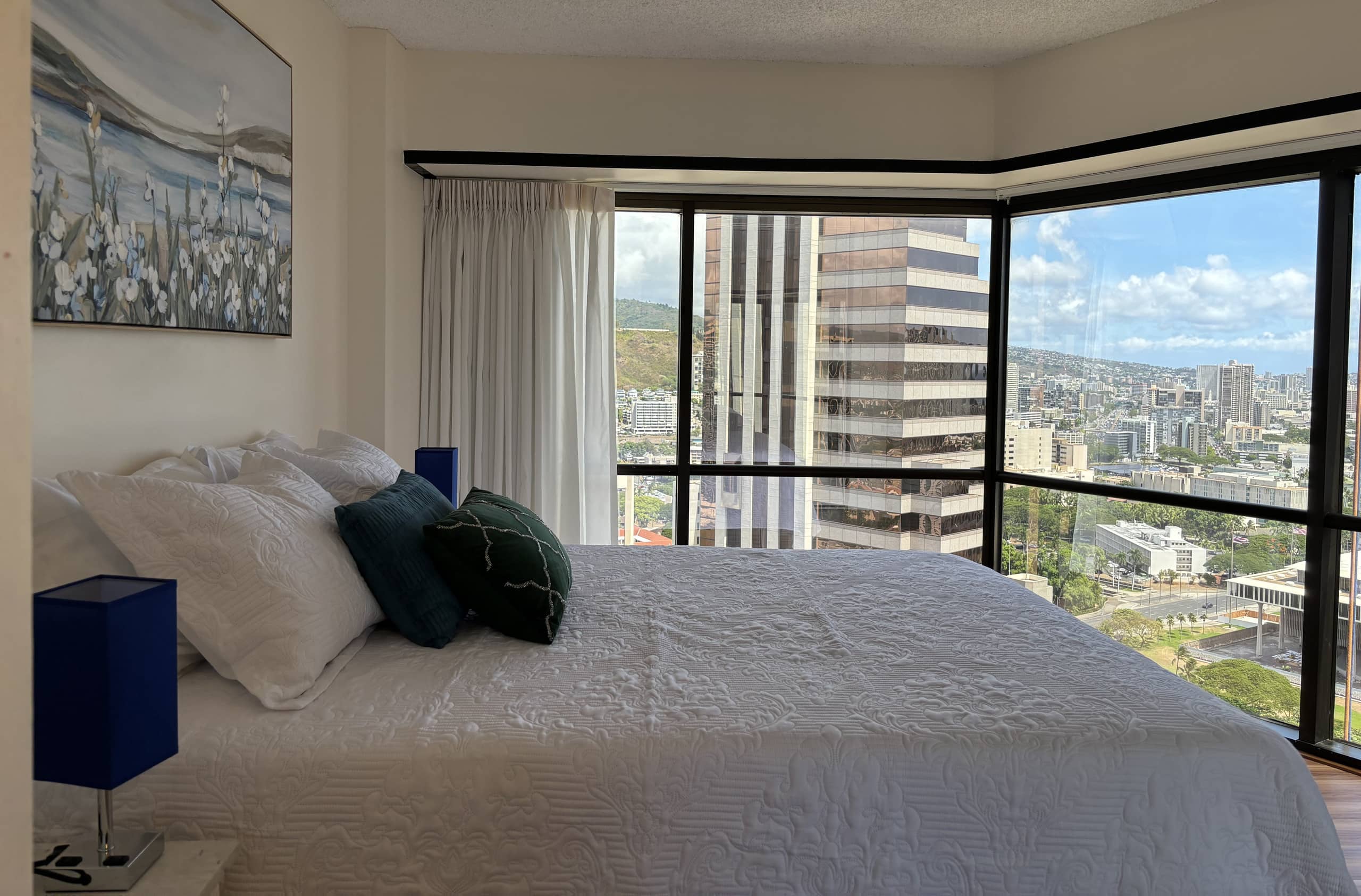 Condo in Honolulu · ★4.84 · 2 bedrooms · 4 beds · 1 bath - Image 1