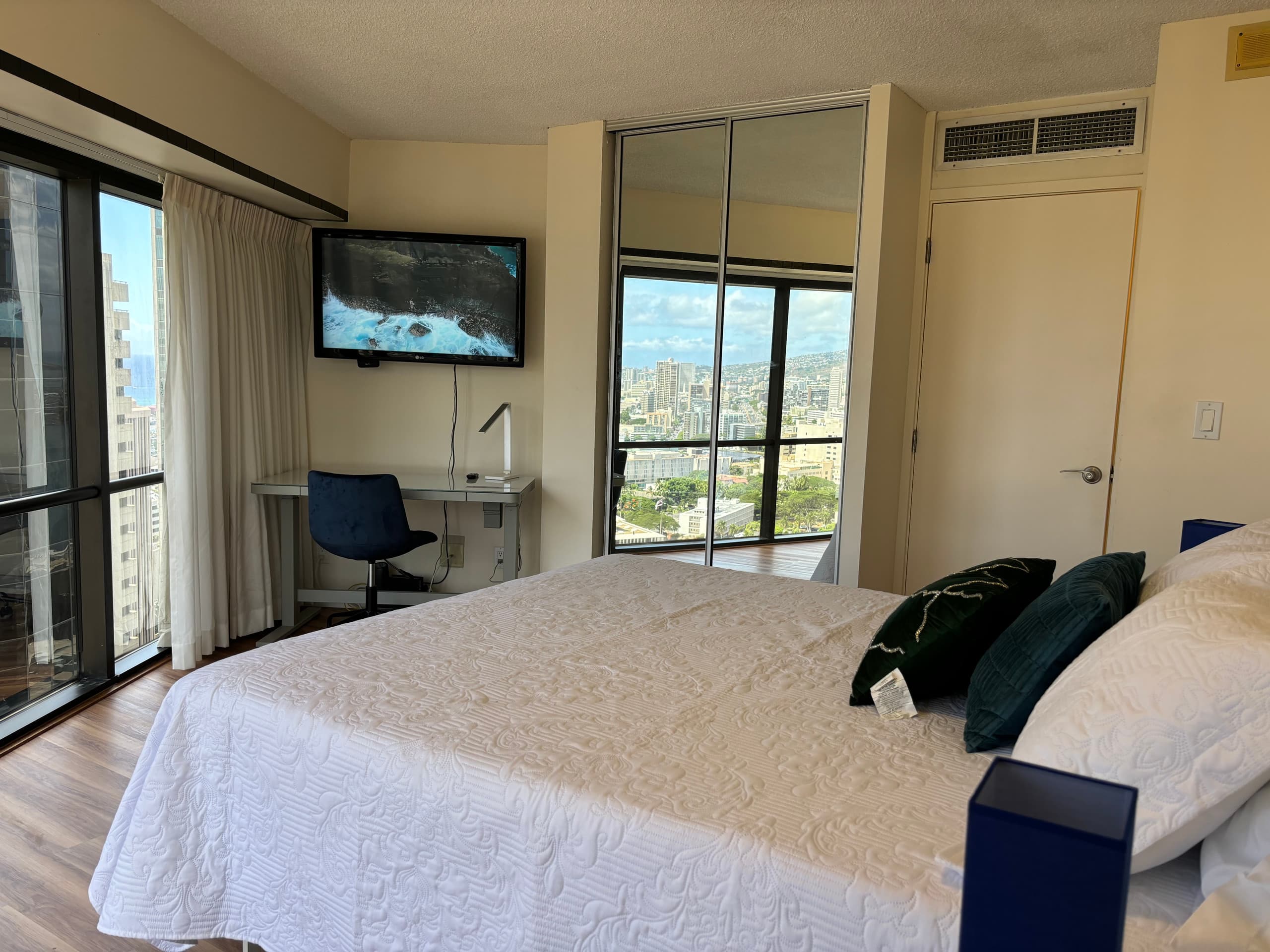 Condo in Honolulu · ★4.84 · 2 bedrooms · 4 beds · 1 bath - Image 8