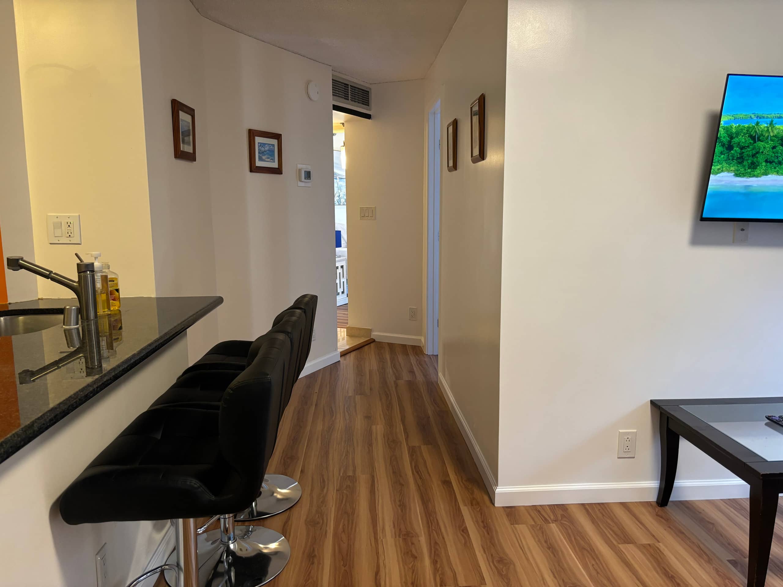 Condo in Honolulu · ★4.84 · 2 bedrooms · 4 beds · 1 bath - Image 6
