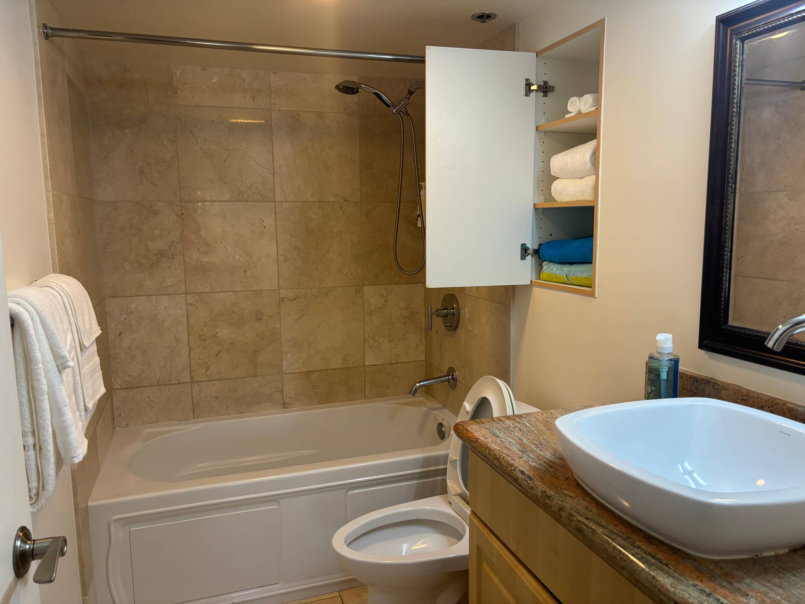 Condo in Honolulu · ★4.84 · 2 bedrooms · 4 beds · 1 bath - Image 9