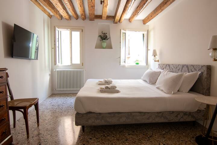 Flat with roof terrace near San Marco &Grand Canal gallery image 3