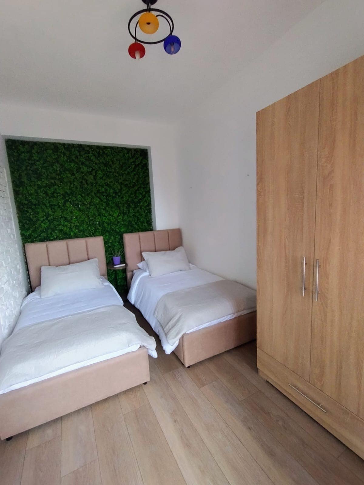 غرفة النوم الثالثة في فيلا كورتي مريحة وهادئة، وتتميز بسرير مريح وبياضات ناعمة وإضاءة دافئة. يضمن التخزين المدروس وستائر التعتيم ليالٍ مريحة، بينما تجعلها لوحة الألوان الهادئة مثالية للاسترخاء بعد يوم من الاستكشاف.