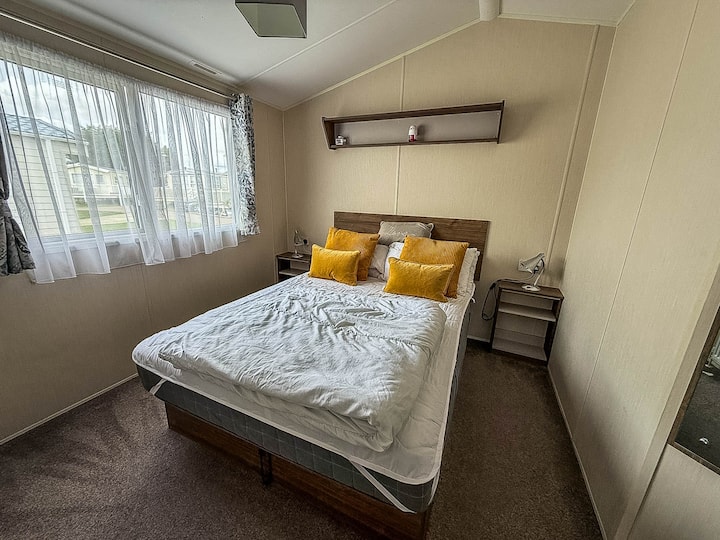 Este acogedor santuario proporciona el final ideal para un día emocionante, haciendo de tu caravana la base perfecta para unas vacaciones familiares memorables y una escapada a Essex.