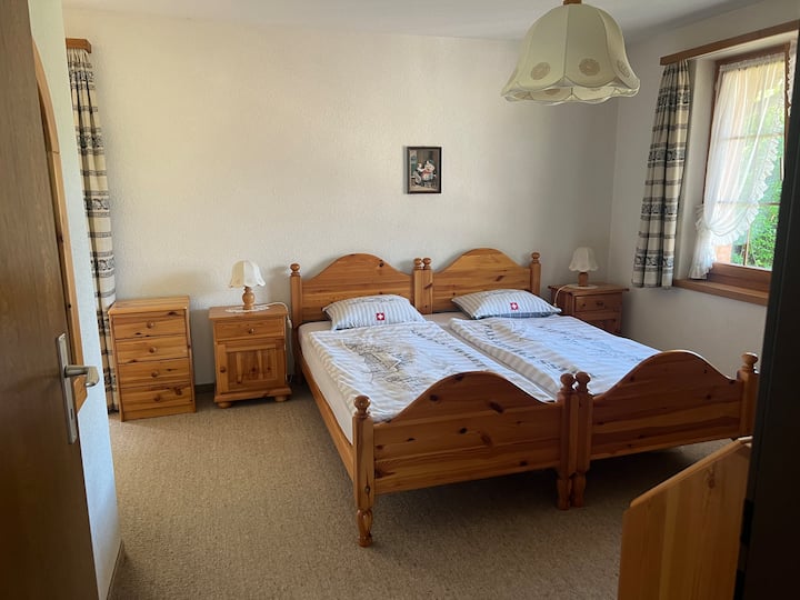 Спална соба со брачен кревет (широк 200 x 160 см) и балкон 