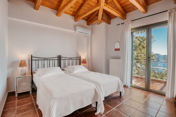 Aethra Maisonette ห้องนอนเตียงแฝดพร้อมห้องน้ำในตัวตู้เสื้อผ้ากว้างขวางและระเบียงส่วนตัวพร้อมวิวทะเลที่น่าทึ่งที่ชั้น 1