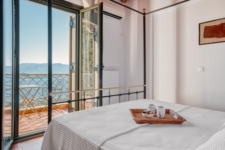 Aethra Maisonette ห้องนอนใหญ่พร้อมเตียงคู่ห้องน้ำในตัวตู้เสื้อผ้ากว้างขวางและระเบียงส่วนตัวพร้อมวิวทะเลที่น่าทึ่งที่ชั้น 1