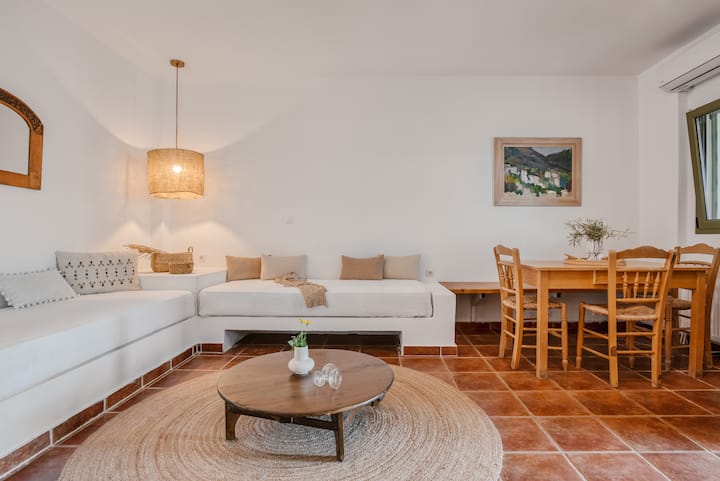 อพาร์ตเมนต์ของ Aethra มีโซฟาบิวท์อินในห้องนั่งเล่นและพื้นที่รับประทานอาหารที่เปลี่ยนเป็นเตียงเดี่ยว 2 เตียงได้อย่างง่ายดาย พร้อมด้วยที่นอนที่เหมาะสมเพื่อเพิ่มความสะดวกสบาย