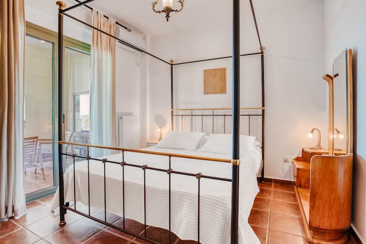 Aethra Apartment ห้องนอนคู่พร้อมห้องน้ำในตัวตู้เสื้อผ้ากว้างขวางและทางออกโดยตรงไปยังพื้นที่สระว่ายน้ำส่วนตัว