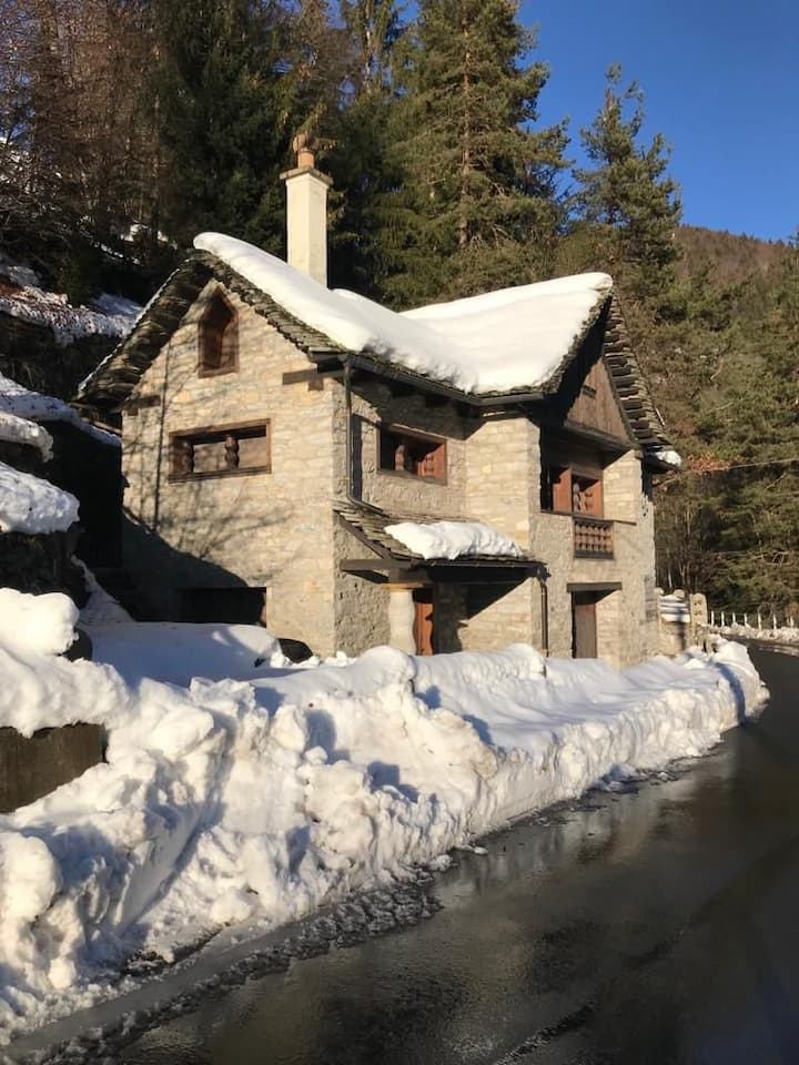 Ai Piedi Dei Boschi- Una Casa Di Pietra E Di Legno - Santa Maria Maggiore