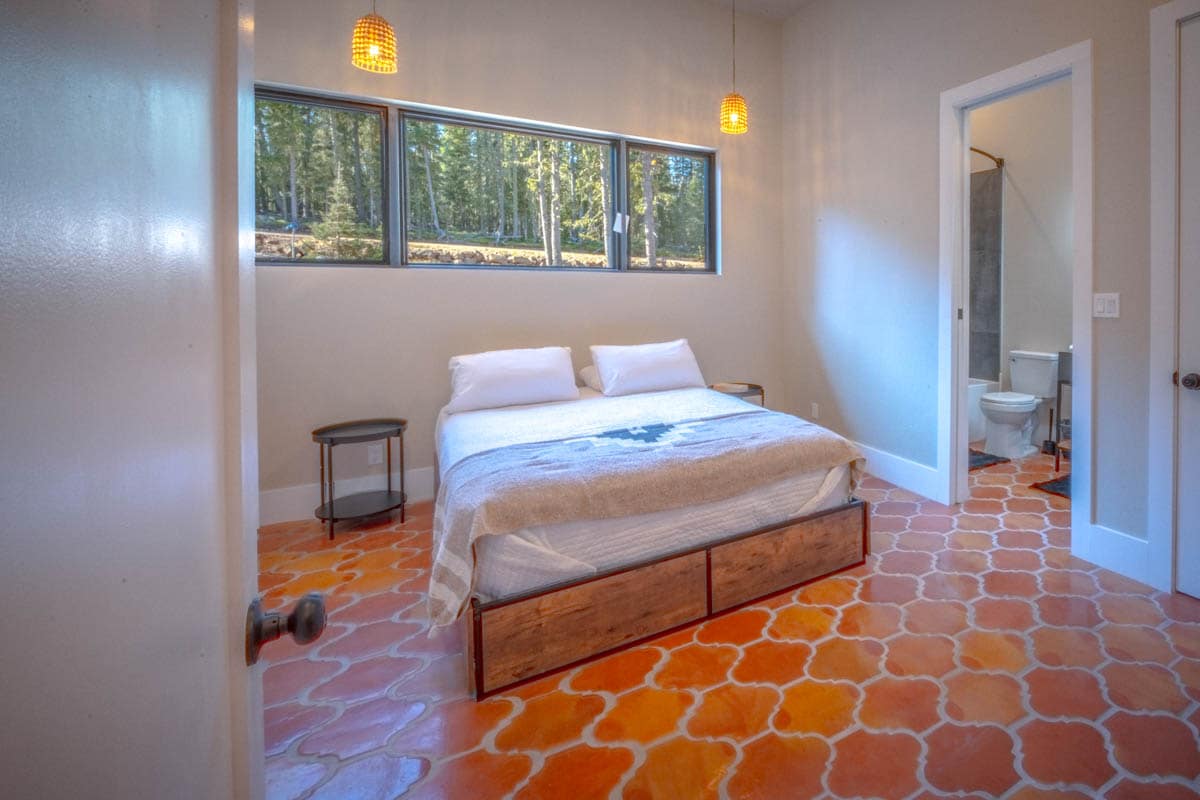 Pack-n-Play y cama plegable en el armario.