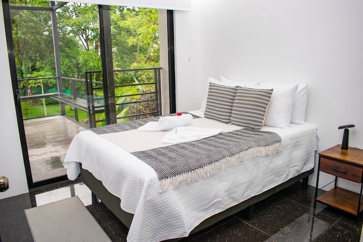 - Bračni krevet
- pristup terasi s pogledom na vulkan Arenal
- klima-uređaj
- Zavjese za zamračivanje za optimalan odmor.