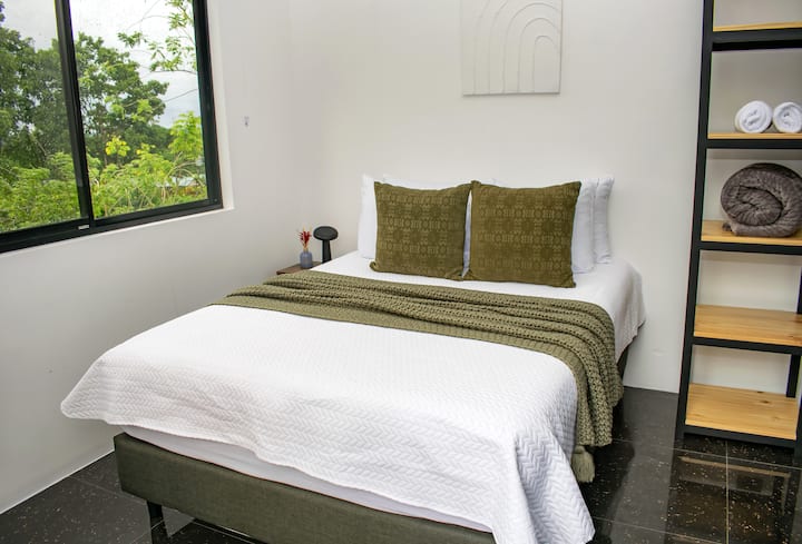 - bračni krevet s pogledom na vulkan Arenal
- Pristup terasi 2
- klima-uređaj
- Kupaonica
- Zavjese za zamračivanje.