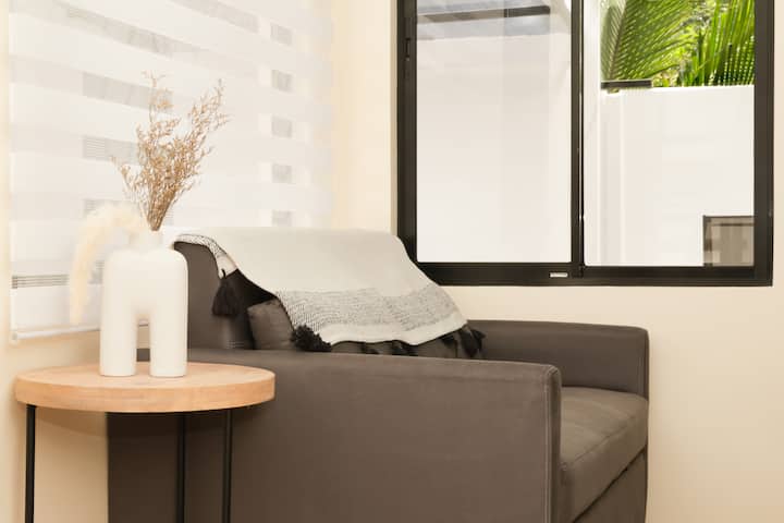 - Opremljen dnevni boravak s kaučem na razvlačenje.
- izravan izlaz na bazen i prostor za roštiljanje
- TV s pristupom Netflixu