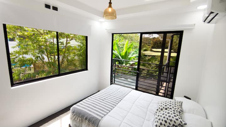 - Bračni krevet
- pristup terasi s pogledom na vulkan Arenal
- klima-uređaj
- Zavjese za zamračivanje za optimalan odmor.