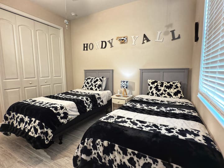 Themed twin bedroom - closet includes Pack N' Play, crib sheets, and high chair