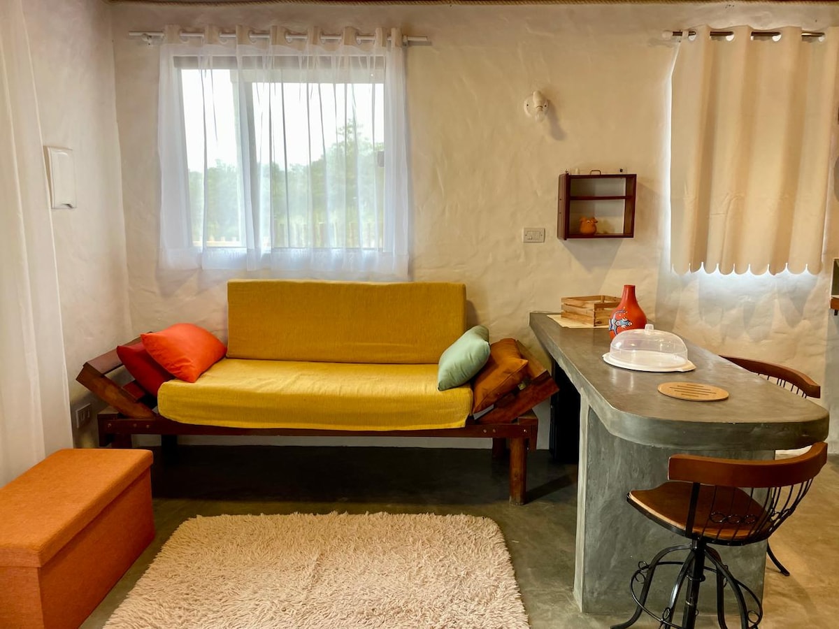 客厅与厨房融为一体，可俯瞰莫罗布兰科（ Morro Branco ）美丽的Por do Sol和其他景观。