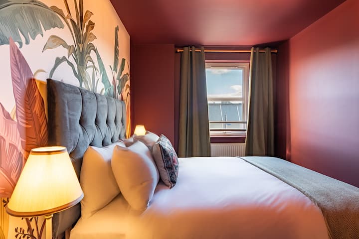 غرفة نوم مزدوجة مع مساحة تخزين واسعة، مما يوفر جوًا دافئًا وجذابًا.