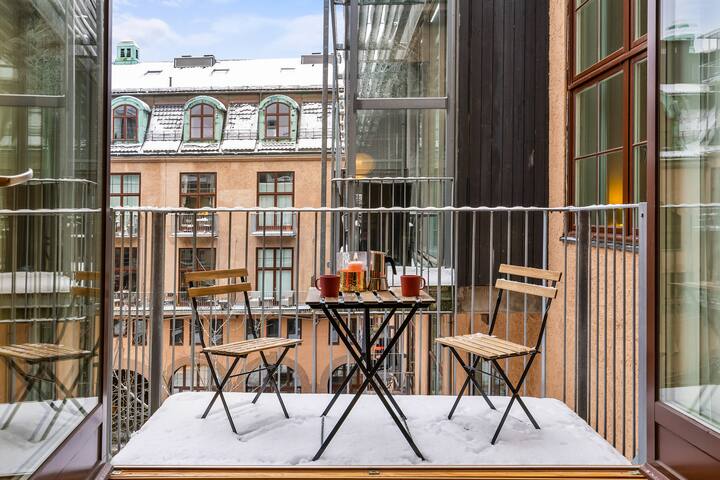 Family-Friendly 6 Bed Apt: City Center, Balcony gallery image 2