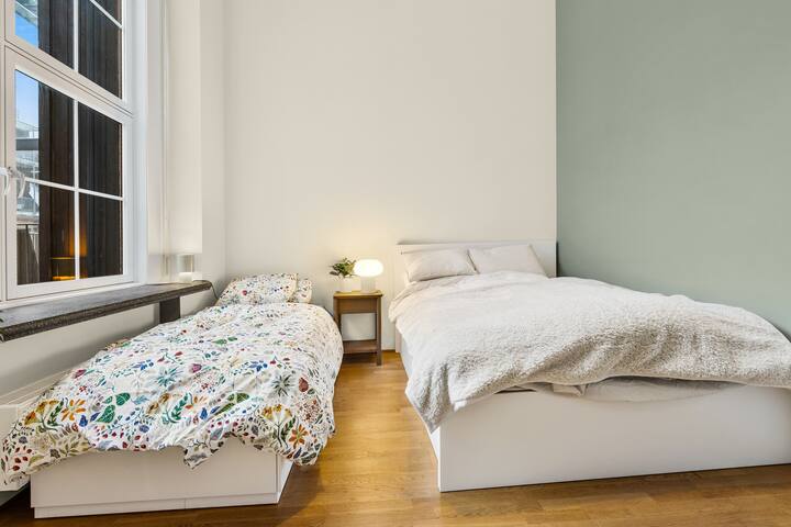 Family-Friendly 6 Bed Apt: City Center, Balcony gallery image 3