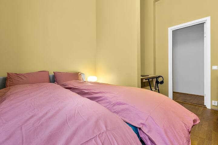 Family-Friendly 6 Bed Apt: City Center, Balcony gallery image 4