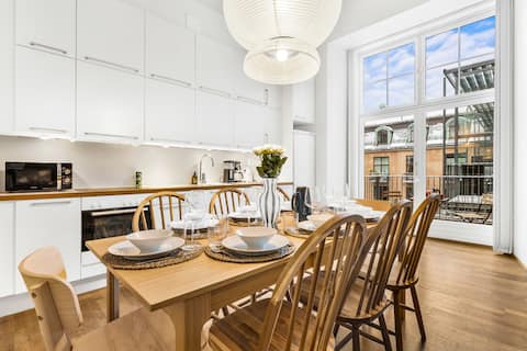 Family-Friendly 6 Bed Apt: City Center, Balcony