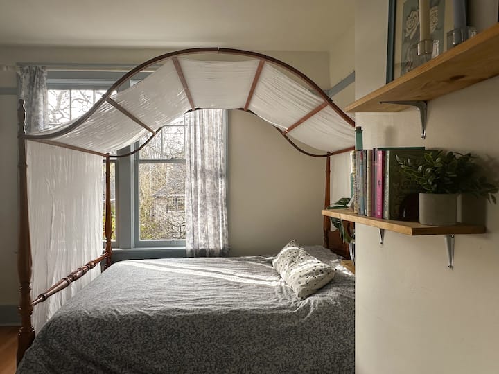 hermosa cama doble con dosel. Porche/balcón cubierto adjunto a este dormitorio
